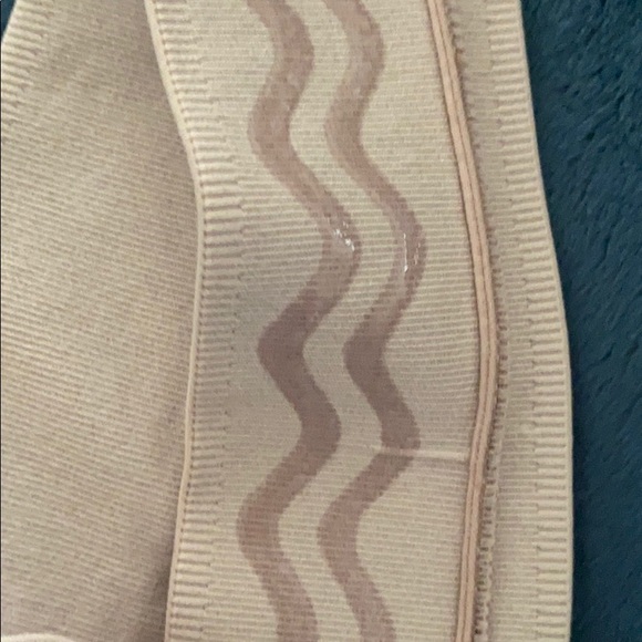 BNWT Under Armour women headband mauve in color - Picture 2 of 3